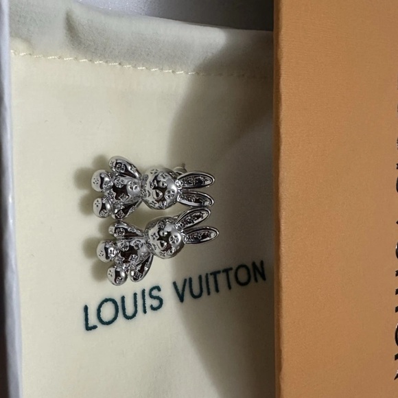 Small lv  cute bunny earring - Picture 3 of 4